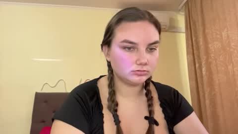 Snapshot of dreamyblushfairy chatting on 10/13/25, 02:50 Mila online show from 10/13/25, 02:50