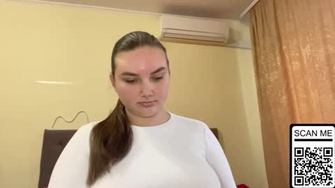 Snapshot of dreamyblushfairy chatting on 10/14/25, 07:20 Mila online show from 10/14/25, 07:20