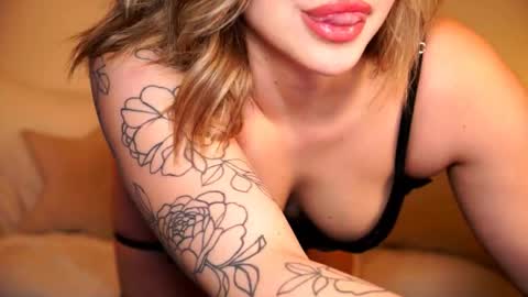 Snapshot of dreamysirens chatting on 04/16/26, 03:13 MISS B online show from 04/16/26, 03:13