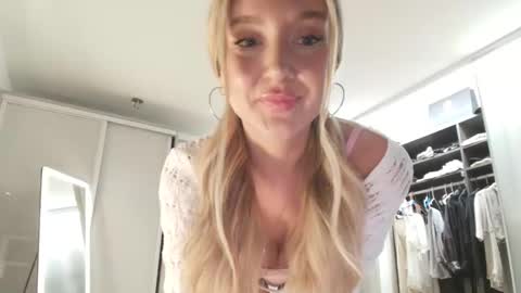 Snapshot of dreamyylilah chatting on 04/28/26, 01:48 Lilah online show from 04/28/26, 01:48