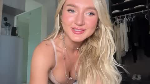 Snapshot of dreamyylilah chatting on 06/20/26, 12:03 Lilah online show from 06/20/26, 12:03