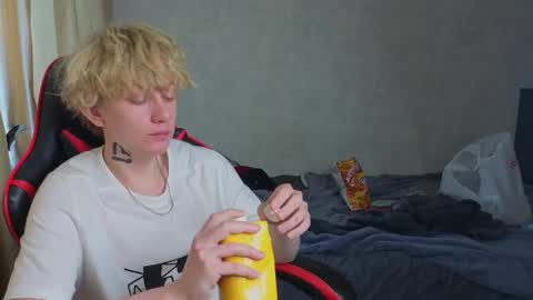 Snapshot of drinklinov chatting on 05/25/26, 05:08 Mark online show from 05/25/26, 05:08