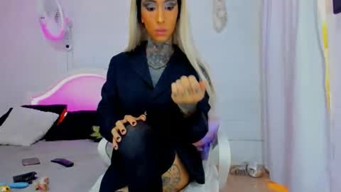 Snapshot of drippyorlove chatting on 11/14/25, 01:43 drippyorlove online show from 11/14/25, 01:43