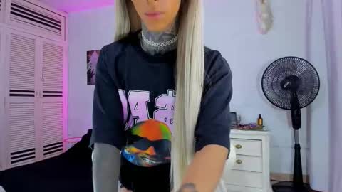 Snapshot of drippyorlove chatting on 12/01/25, 08:36 drippyorlove online show from 12/01/25, 08:36