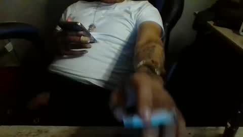 Snapshot of dubz07 chatting on 10/24/25, 08:11 dubz07 online show from 10/24/25, 08:11