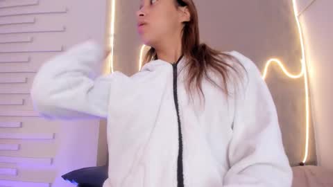 dulce_quintana online show from 12/01/25, 12:21