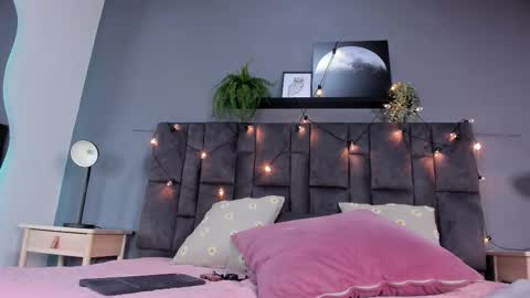 DULCE AURORA online show from 12/23/25, 02:53