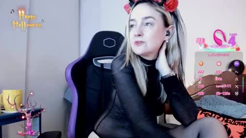 Snapshot of dulcejulia chatting on 10/27/25, 08:57 Sweetnina online show from 10/27/25, 08:57