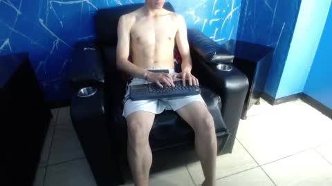 Snapshot of dumbito73 chatting on 03/08/25, 12:00 Dumbito73 online show from 03/08/25, 12:00