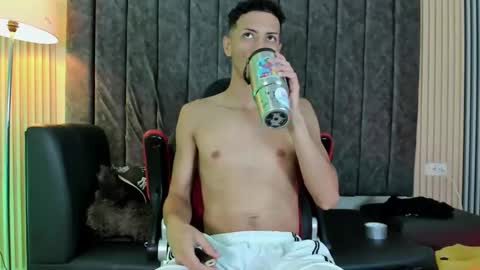 Snapshot of dustinandjordan chatting on 11/27/25, 04:14 dustinandjordan online show from 11/27/25, 04:14