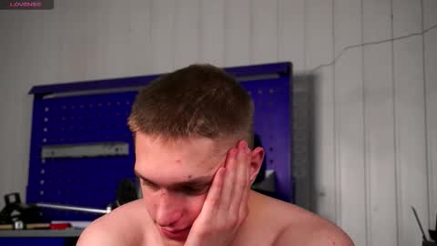 Snapshot of dustyn_fox chatting on 12/19/25, 03:19 Dustyn online show from 12/19/25, 03:19