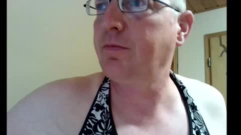 Snapshot of dwtsaskia80 chatting on 10/06/25, 05:43 dwtsaskia80 online show from 10/06/25, 05:43