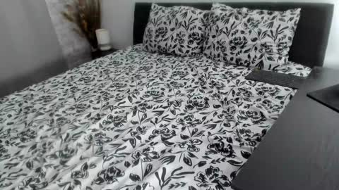 Dyanne online show from 10/20/25, 05:13