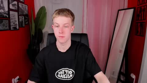 Snapshot of dylan_norton chatting on 04/15/26, 10:44 Dylan online show from 04/15/26, 10:44