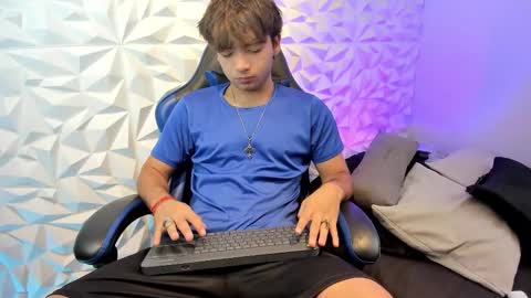 Snapshot of dylan_walton chatting on 10/10/25, 02:05 Dylan online show from 10/10/25, 02:05