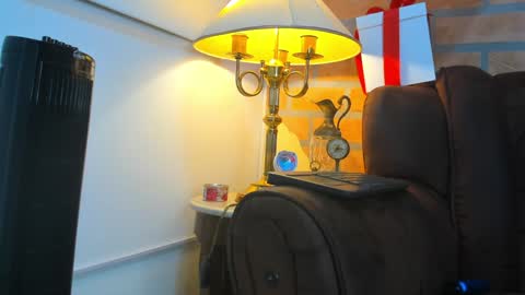 Snapshot of dylanstonne1 chatting on 02/09/25, 03:53 D Y L A N online show from 02/09/25, 03:53