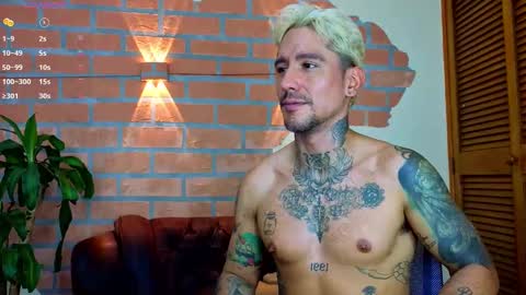 Snapshot of dylanstonne1 chatting on 09/23/25, 09:29 D Y L A N online show from 09/23/25, 09:29