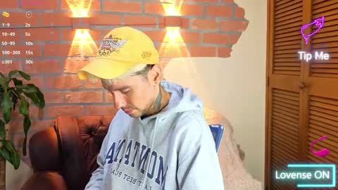 Snapshot of dylanstonne1 chatting on 10/21/25, 09:04 D Y L A N online show from 10/21/25, 09:04