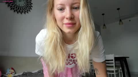 Snapshot of e___lisa chatting on 12/23/24, 03:07 fansly - yourbestbaby online show from 12/23/24, 03:07