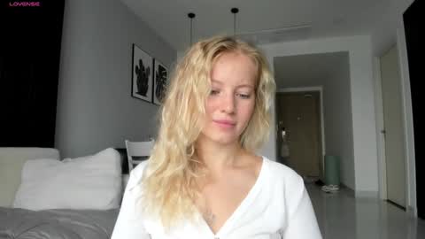 Snapshot of e___lisa chatting on 01/04/25, 02:14 fansly - yourbestbaby online show from 01/04/25, 02:14