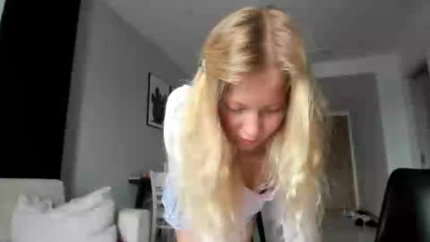 Snapshot of e___lisa chatting on 02/14/25, 03:11 fansly - yourbestbaby online show from 02/14/25, 03:11