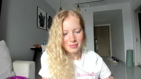 Snapshot of e___lisa chatting on 02/15/25, 03:09 fansly - yourbestbaby online show from 02/15/25, 03:09