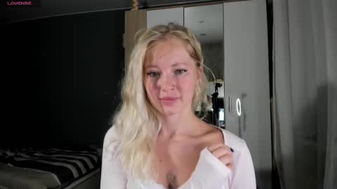 Snapshot of e___lisa chatting on 03/05/25, 04:13 fansly - yourbestbaby online show from 03/05/25, 04:13