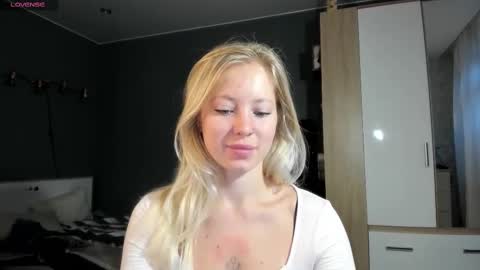 Snapshot of e___lisa chatting on 03/06/25, 05:03 fansly - yourbestbaby online show from 03/06/25, 05:03