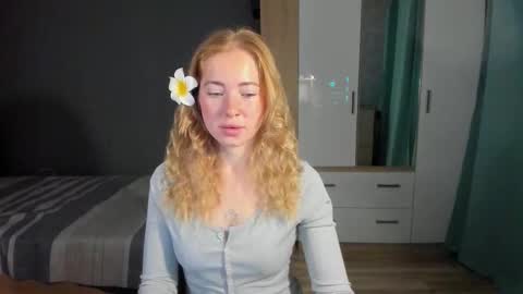 Snapshot of e___lisa chatting on 09/22/25, 03:52 fansly - yourbestbaby online show from 09/22/25, 03:52