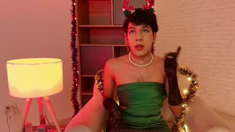 Snapshot of e_r_o_s_ chatting on 11/28/25, 10:23 John online show from 11/28/25, 10:23