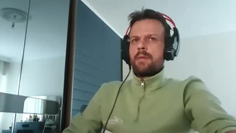 Snapshot of eaglecrm chatting on 10/26/25, 01:28 eaglecrm online show from 10/26/25, 01:28