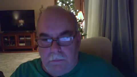 Snapshot of earl52 chatting on 12/19/24, 12:02 earl52 online show from 12/19/24, 12:02