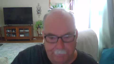 Snapshot of earl52 chatting on 09/19/25, 06:41 earl52 online show from 09/19/25, 06:41