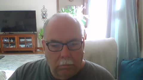 Snapshot of earl52 chatting on 10/01/25, 06:58 earl52 online show from 10/01/25, 06:58