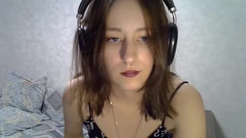 Snapshot of earthablong chatting on 10/20/25, 02:17 Molly online show from 10/20/25, 02:17