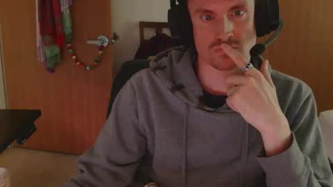Snapshot of earthyboy chatting on 05/24/26, 01:54 Earthy online show from 05/24/26, 01:54
