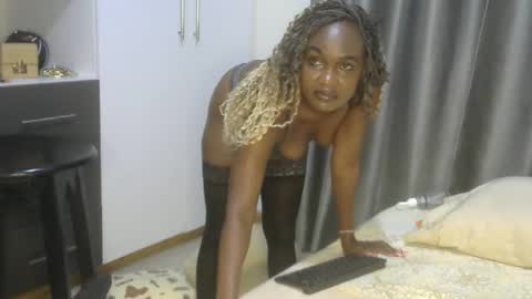 Snapshot of east_queen chatting on 01/09/25, 10:52 east_queen online show from 01/09/25, 10:52