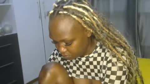 Snapshot of east_queen chatting on 01/18/25, 10:17 east_queen online show from 01/18/25, 10:17