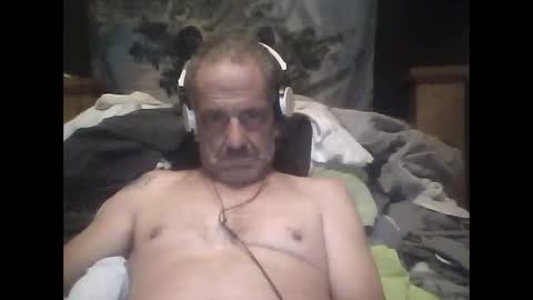 Snapshot of easye4015 chatting on 10/17/25, 10:51 Easye online show from 10/17/25, 10:51