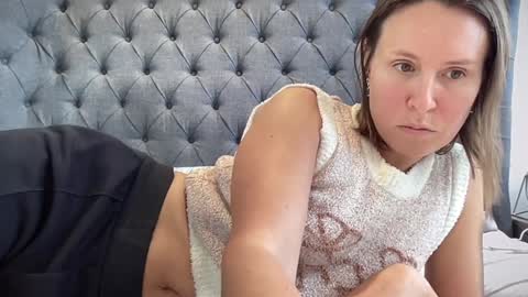 Nadia Ferreira  online show from 10/15/25, 08:47