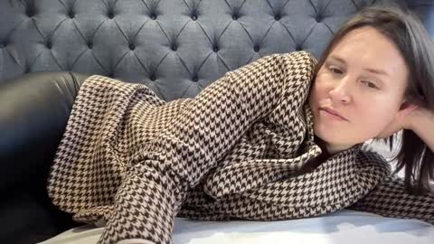 Snapshot of eatmypie69 chatting on 11/14/25, 01:43 Nadia Ferreira online show from 11/14/25, 01:43