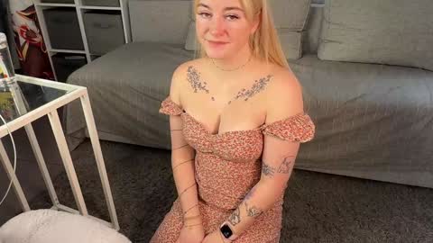 Snapshot of ebangelion chatting on 10/21/25, 06:36 Custom content and video calls are available as well  online show from 10/21/25, 06:36