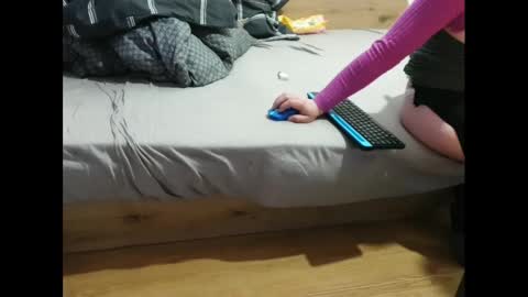 shy yoong cross online show from 03/01/25, 09:04