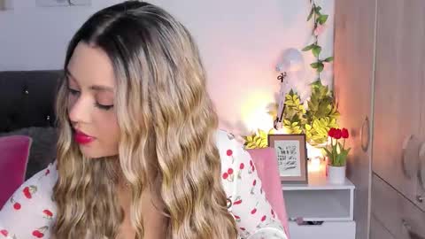 Snapshot of ebony_curly2 chatting on 10/16/25, 02:34 isa online show from 10/16/25, 02:34