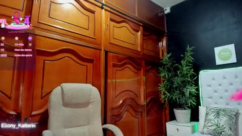 ebony_katterin online show from 12/16/25, 10:42