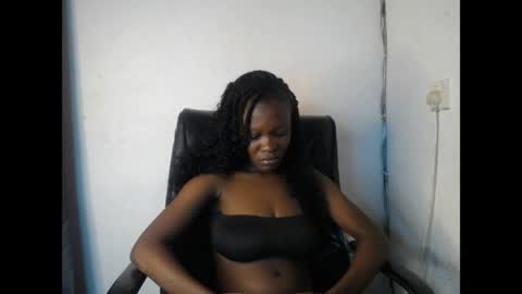 Snapshot of ebony_petitegirl chatting on 04/13/26, 06:57 Lilly online show from 04/13/26, 06:57
