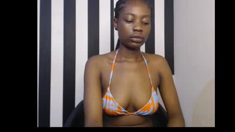 Snapshot of ebony_petitequeen chatting on 10/20/25, 10:16 Ella online show from 10/20/25, 10:16