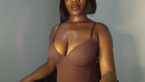 Snapshot of ebony_pussy98 chatting on 03/18/26, 06:44 delilah online show from 03/18/26, 06:44