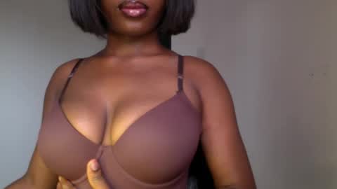 Snapshot of ebony_pussy98 chatting on 04/04/26, 10:46 delilah online show from 04/04/26, 10:46