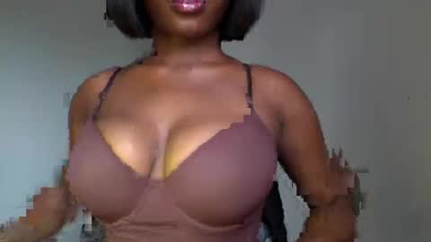 Snapshot of ebony_pussy98 chatting on 04/12/26, 11:15 delilah online show from 04/12/26, 11:15